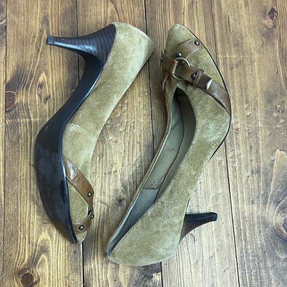 Levity Womens size 9.5M nary heels tan suede - Picture 7 of 9